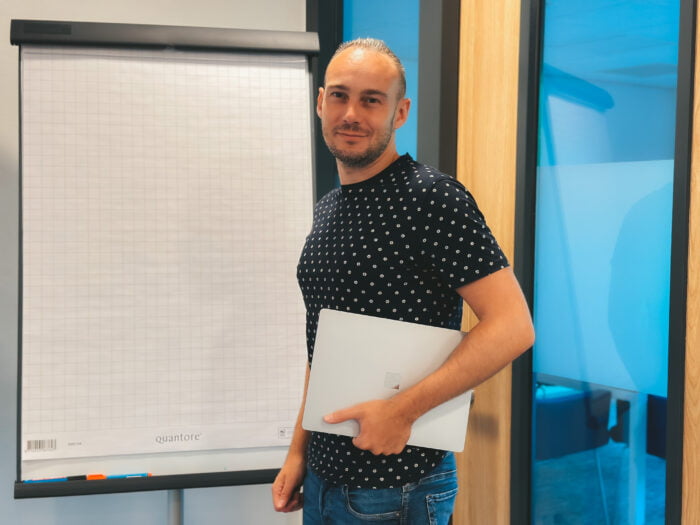 Roy one way digital staat met zijn lapptop onder de arm voor een paperboard